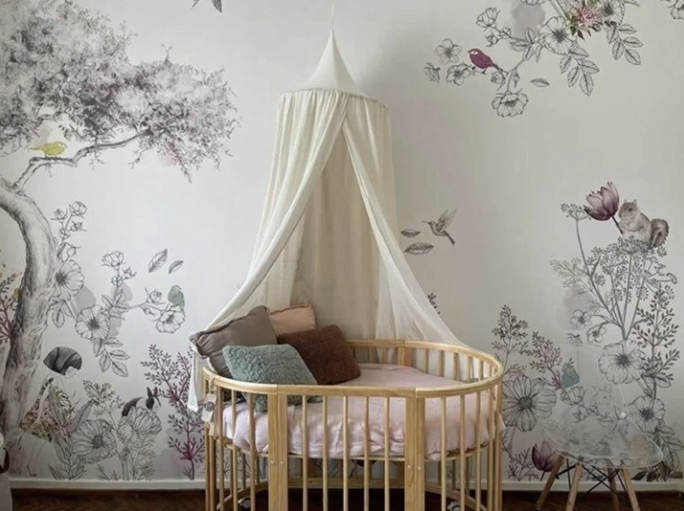 Habitación infantil con mural botánico y dosel