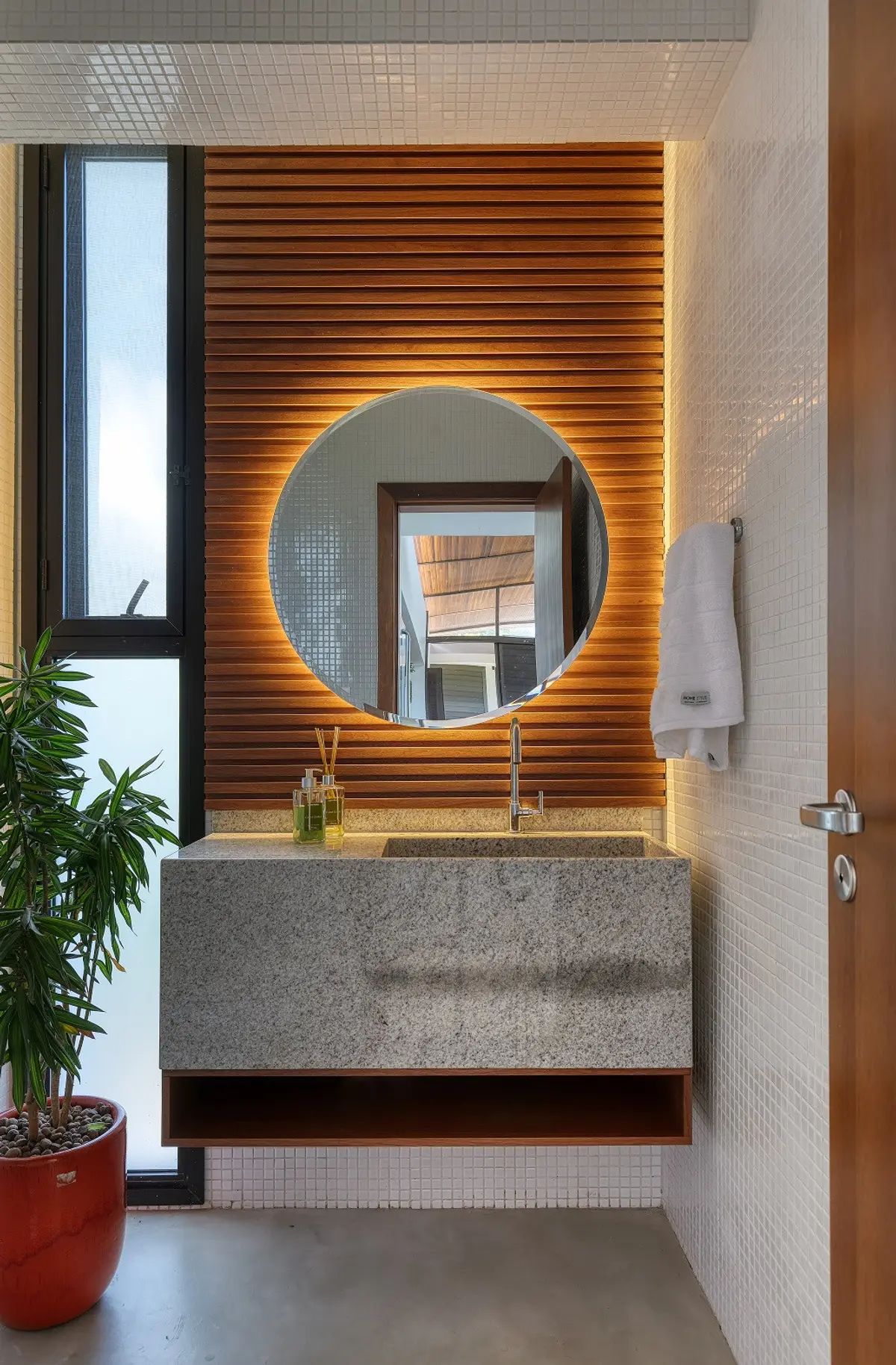 Hall com cor predominante Castanho do Projeto Casa das Pedras por Tetro Arquitetura