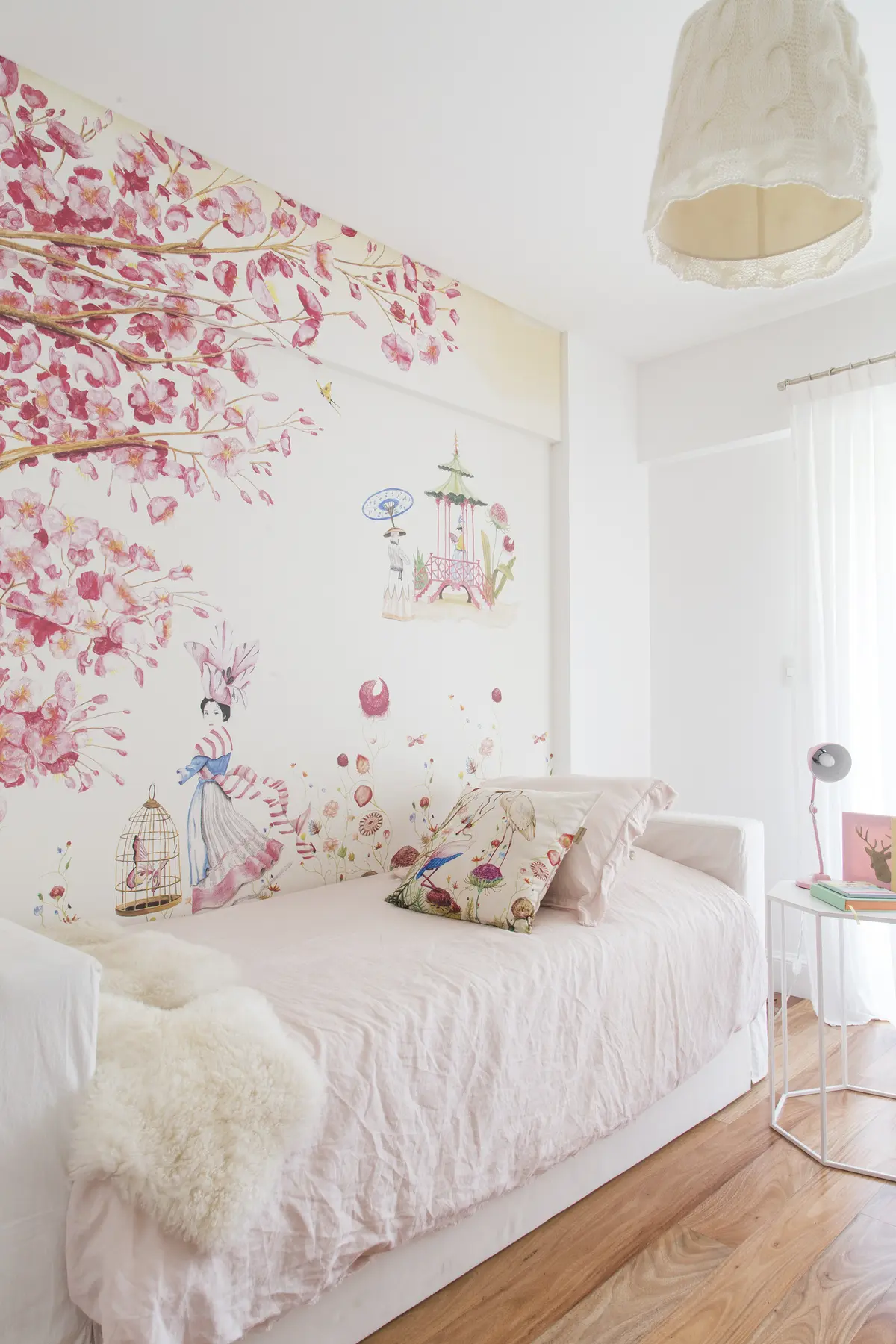 Quarto com mural de flor de cerejeira e cama rosa — projeto Proyecto Quintana, por Olivia D, em Recoleta