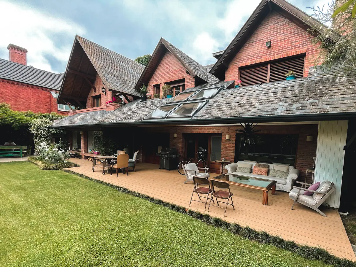 Casa moderna com deck de madeira e jardim exuberante — projeto Proyecto San Isidro Chico, por Alpa Mat, em San Isidro
