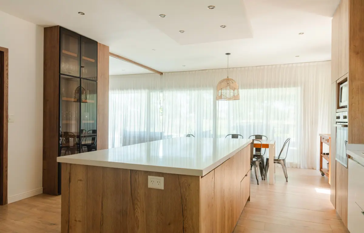 Cozinha moderna e iluminada com ilha grande e sala de jantar integrada — projeto Reforma cocina, por Metro creativo, em Belén de Escobar