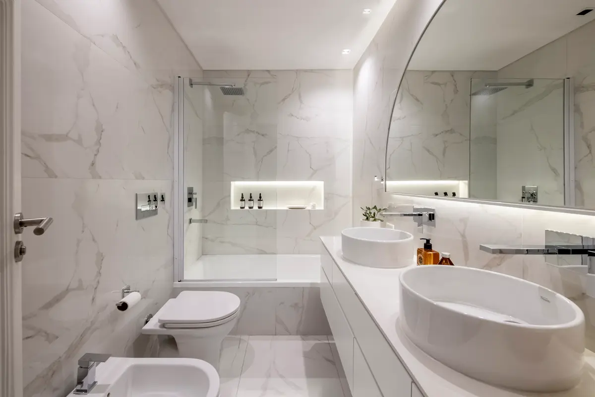 Baño moderno de lujo con mármol y grifería empotrada — proyecto AS, por Estudio Basa, en Buenos Aires