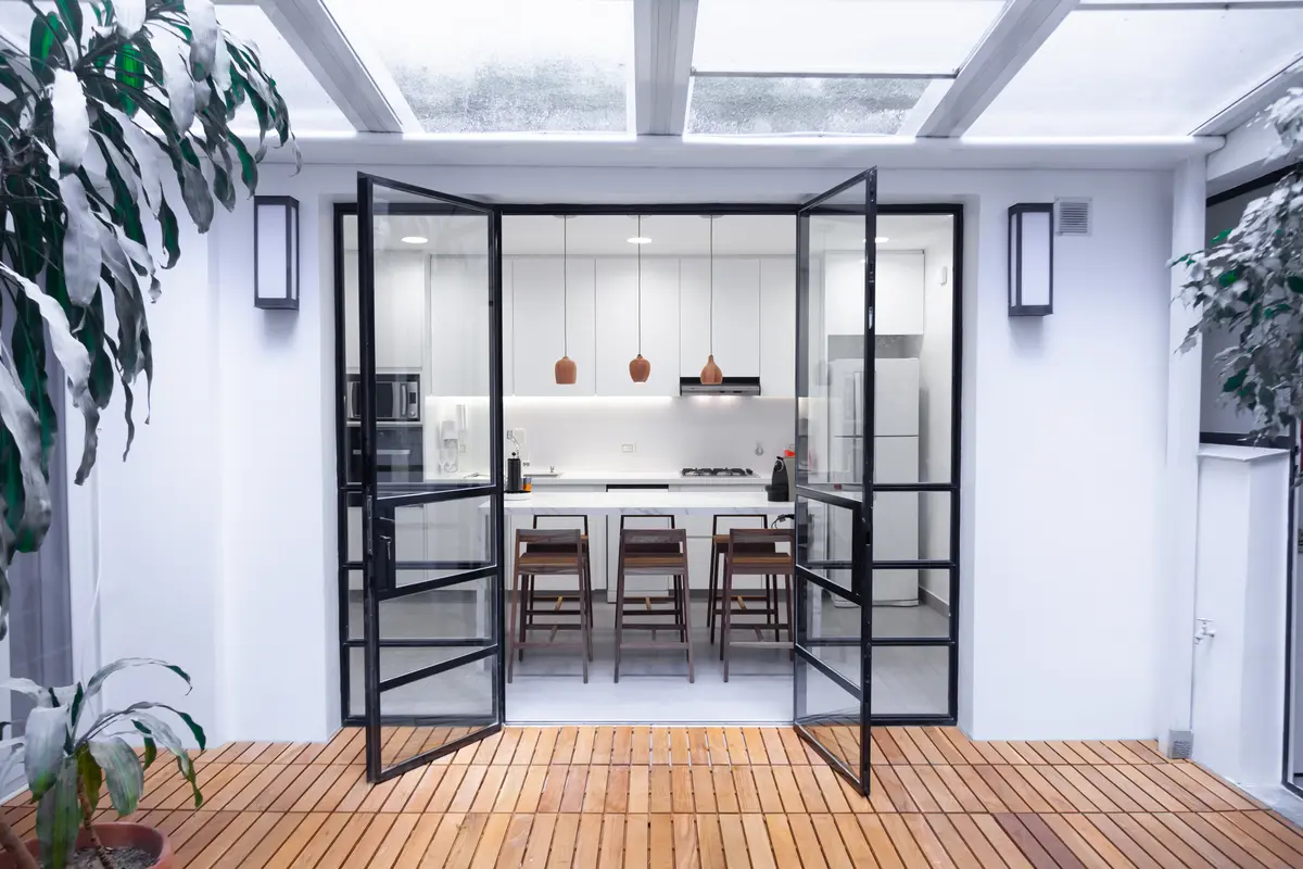 Cozinha semi-externa moderna com ilha e teto de vidro — projeto Obra Azcuenaga MI, por Arq. Lourdes Yarade Saravia, em Buenos Aires