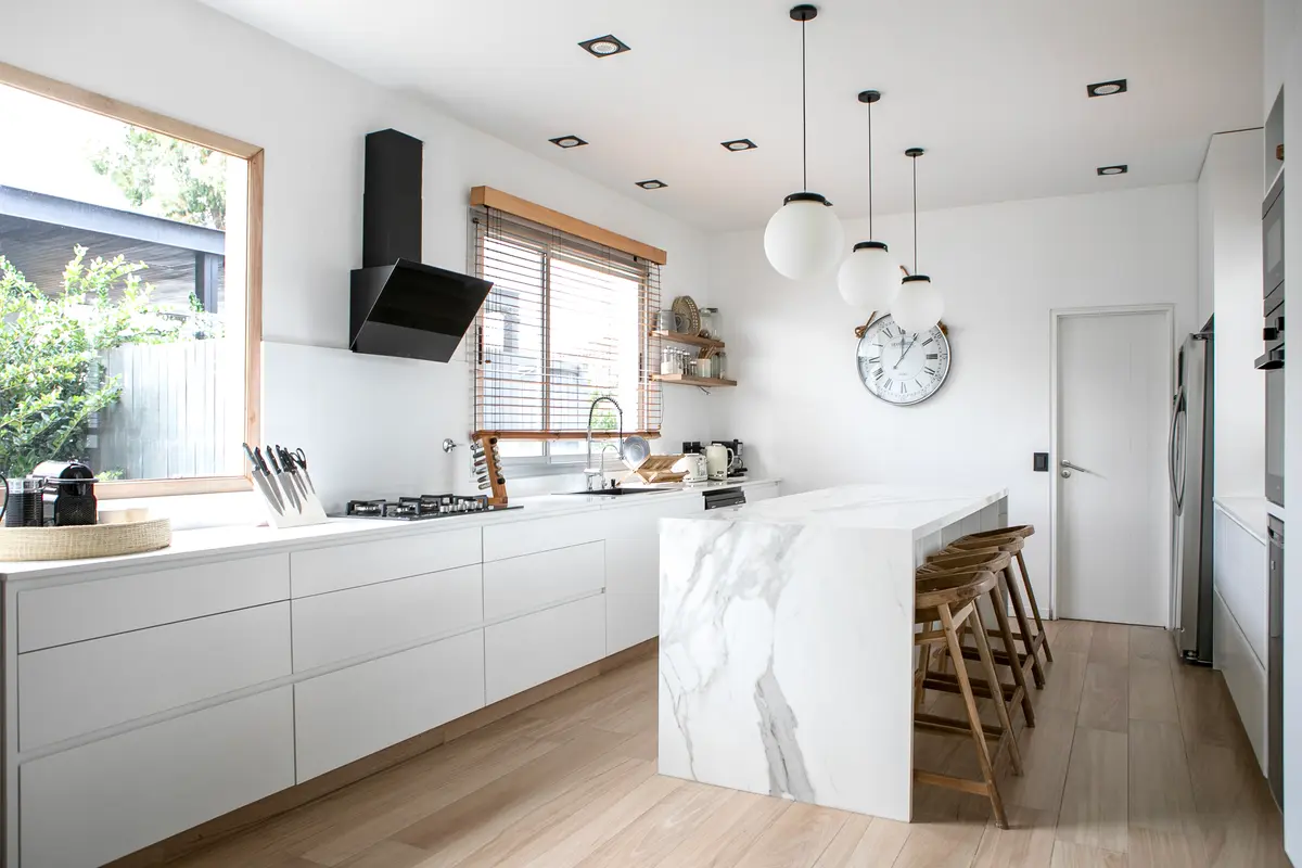 Cozinha escandinava moderna minimalista com ilha grande e luz natural — projeto Obra El Encuentro, por Arq. Lourdes Yarade Saravia, em Benavidez