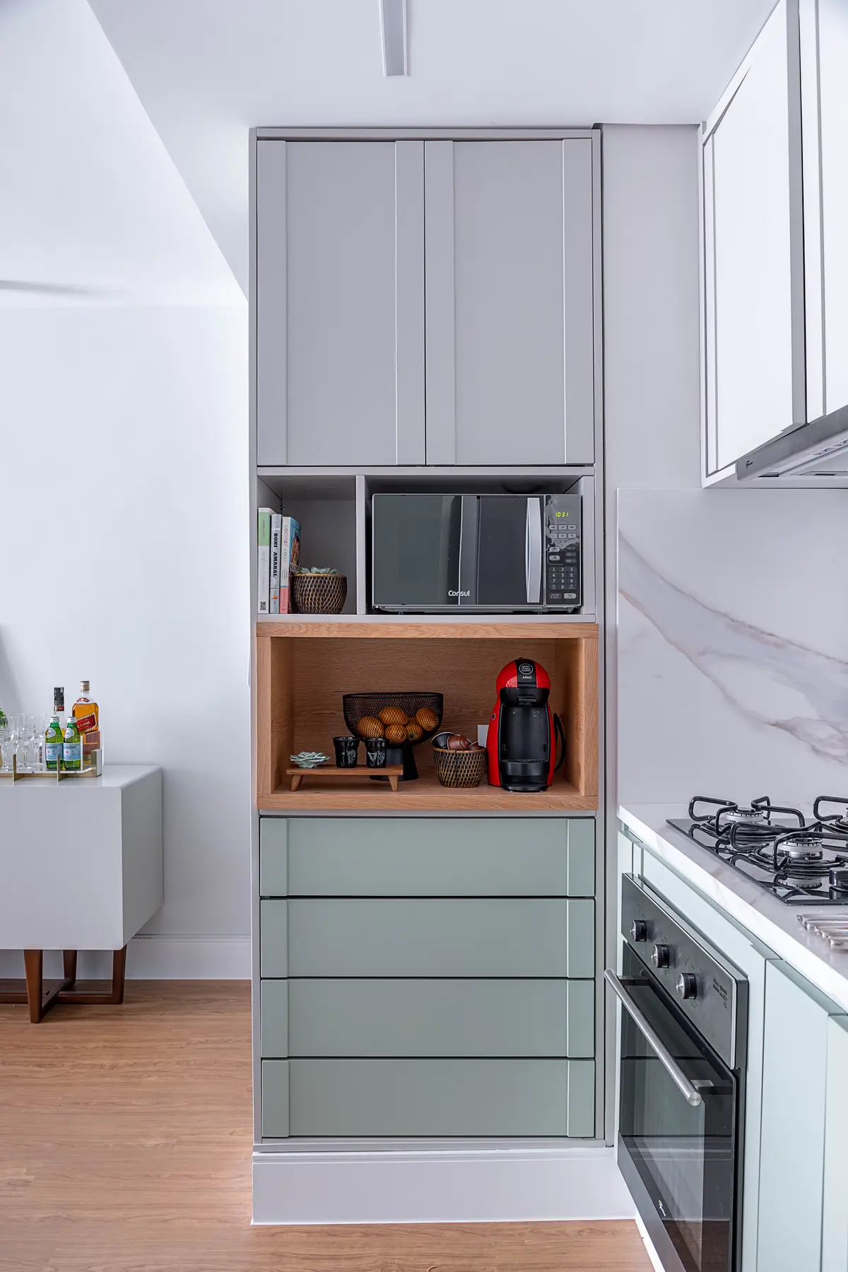 Cozinha Sem Ilha Estilo Moderno com cor predominante Bege do Projeto Min. Rocha Azevedo por Carina Dal Fabbro Arquitetura