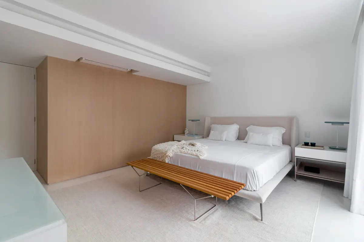 Dormitorio moderno con armario empotrado de madera clara y cama blanca — proyecto Residencial, por  Rodolfo Fontana