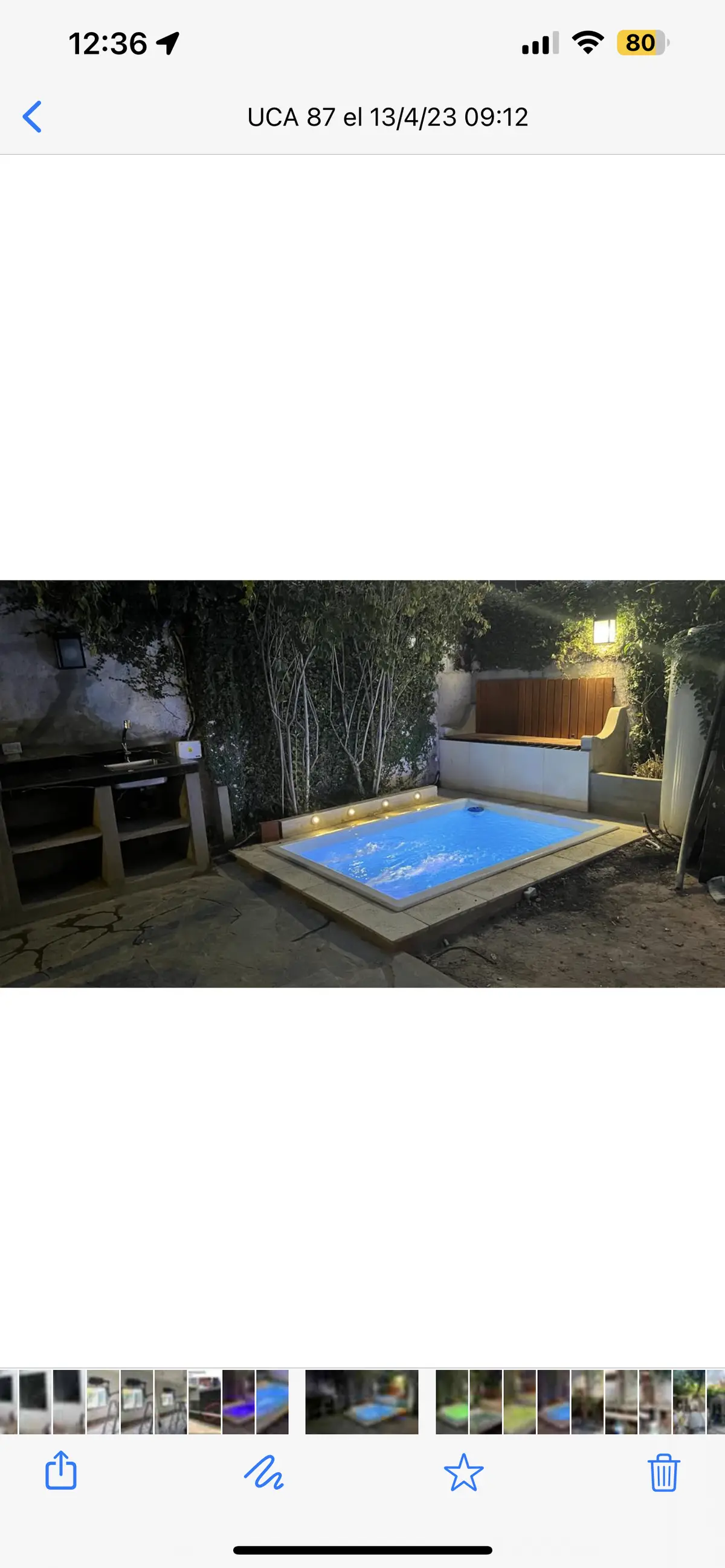 Piscina moderna con cocina exterior y vegetación nocturna — proyecto Don Bosco , por MC Deco , en San Isidro