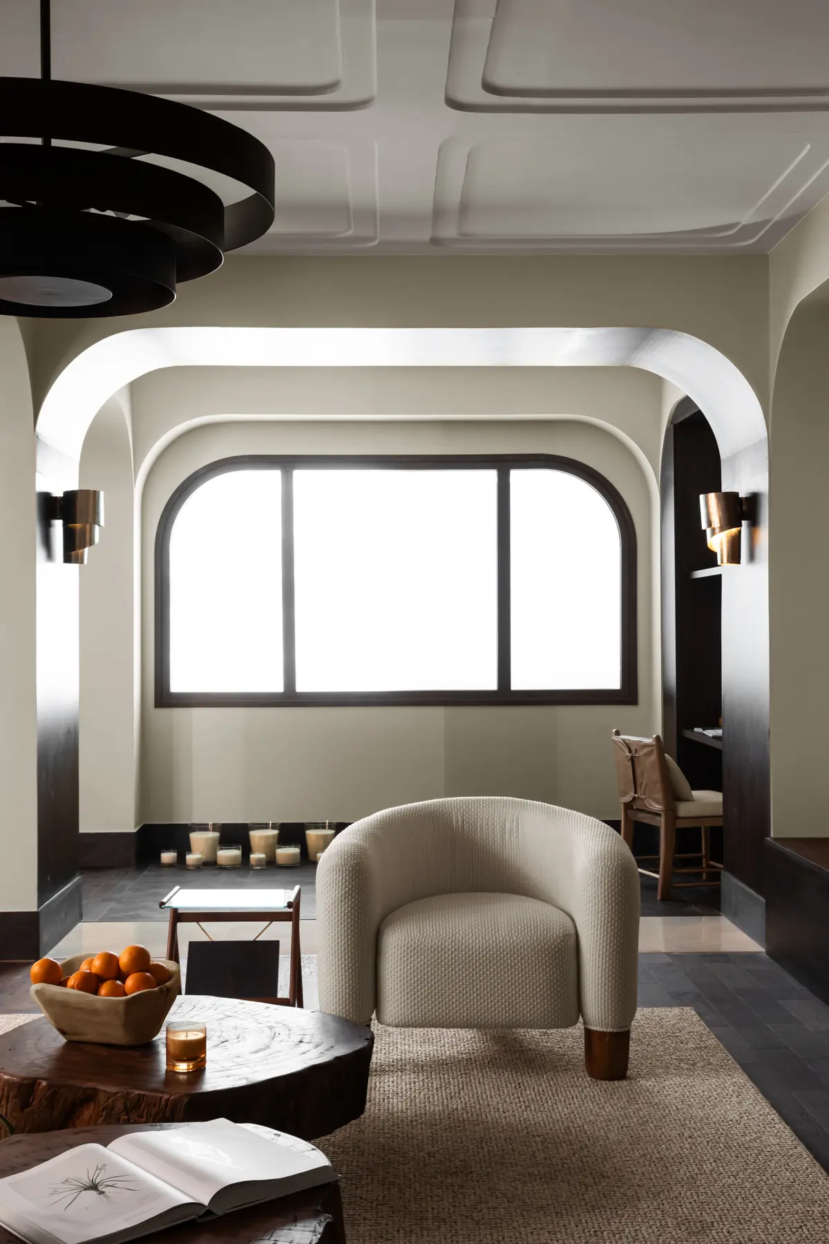Sala de estar moderna com poltrona curva e mesa de centro de madeira viva — projeto En estado puro / Evocaciones (CASA FOA), por Rob Ortiz Estudio, em Buenos Aires