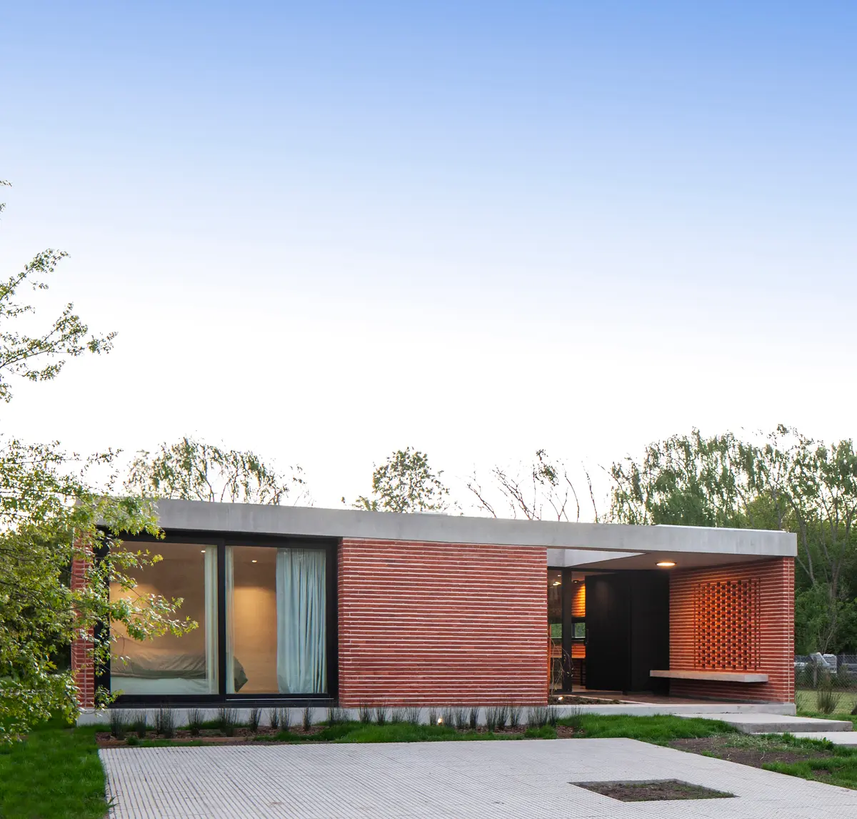 Casa moderna de tijolos com grandes janelas — projeto Casa FLOIG, por V2 Arquitectos, em Villa Elisa