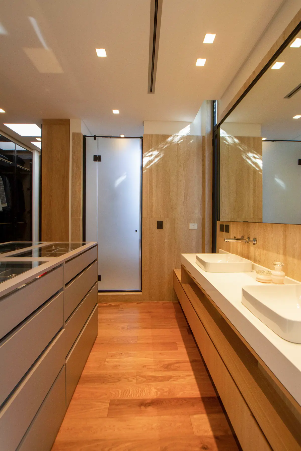 Baño moderno con closet integrado y vanitory doble — proyecto CASA BPO, por radovic_arquitecto, en San Isidro