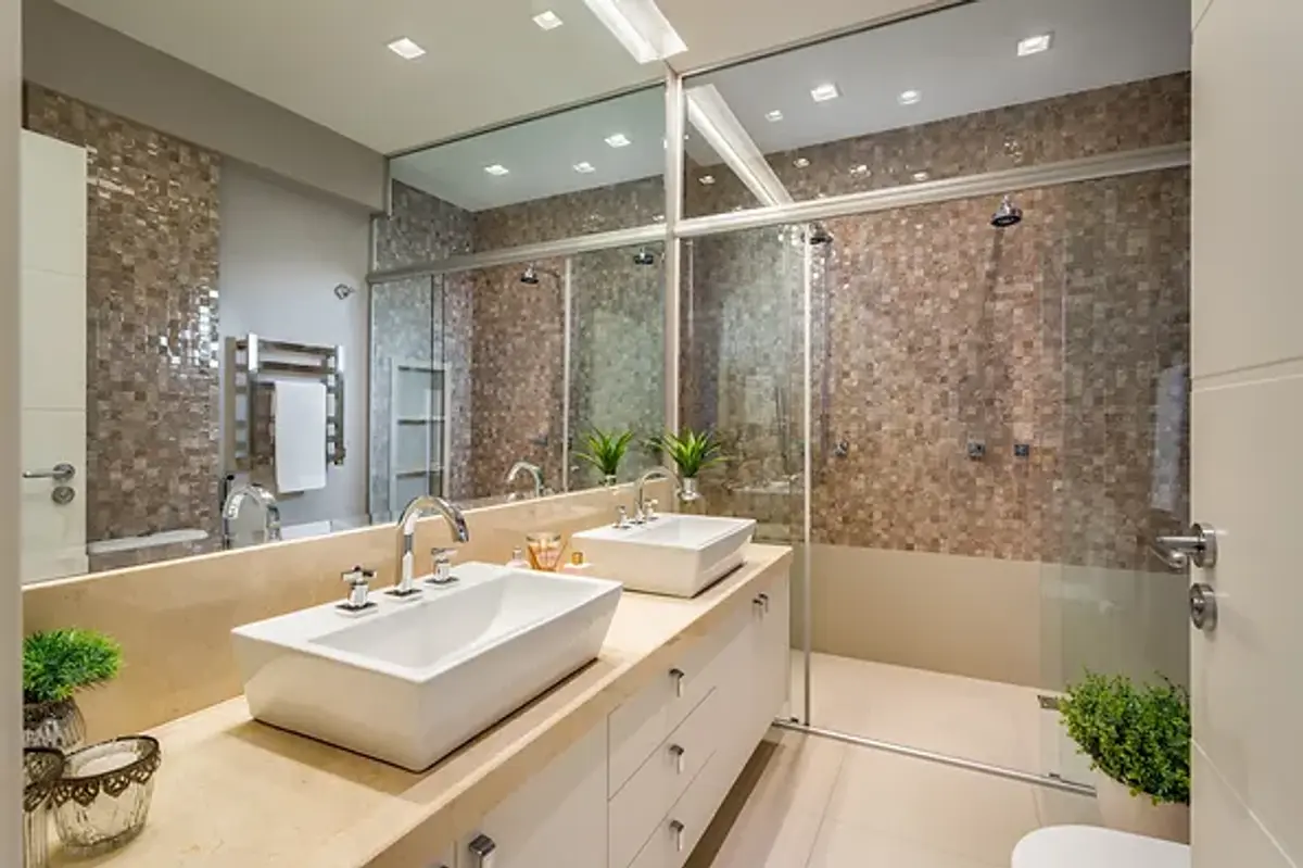 Banheiro moderno com bancada dupla, pedra e box de vidro — projeto Residencial, por SABRINA CANTERGIANI