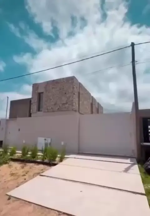 fachada moderna de piedra y concreto con lineas minimalistas — proyecto CASA STONE, por arquitectura.JD, en City Bell