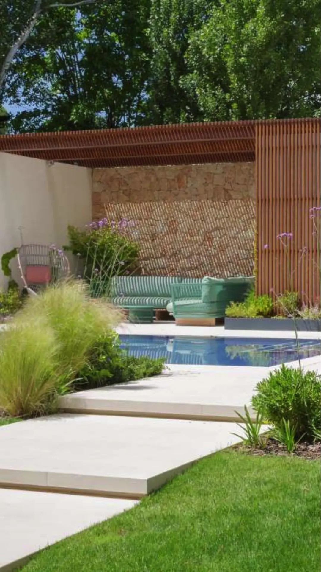 Patio moderno con piscina, sofá verde a rayas y silla colgante — proyecto Cantero, por Gustavo paisajista , en San Isidro