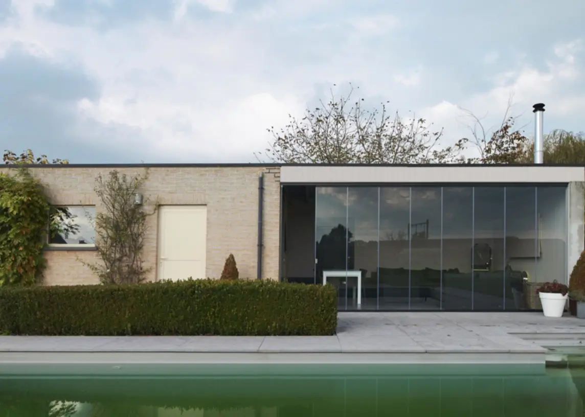 Casa moderna con piscina y fachada de vidrio en zona suburbana — proyecto CARDALES, por CERRAMIENTOS PANORAMICOS, en B2814 Los Cardales